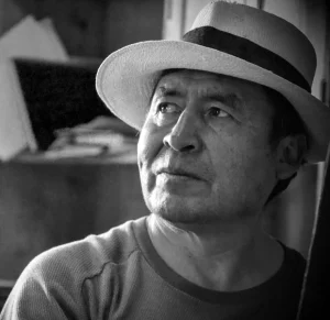 Retrato en blanco y negro de Alejandro Galindo Yauris con sombrero, en su taller
