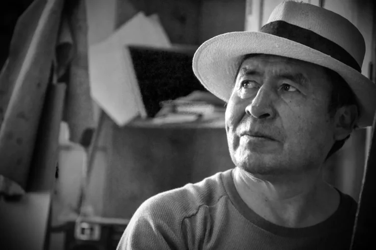 Retrato en blanco y negro de Alejandro Galindo Yauris con sombrero, en su taller