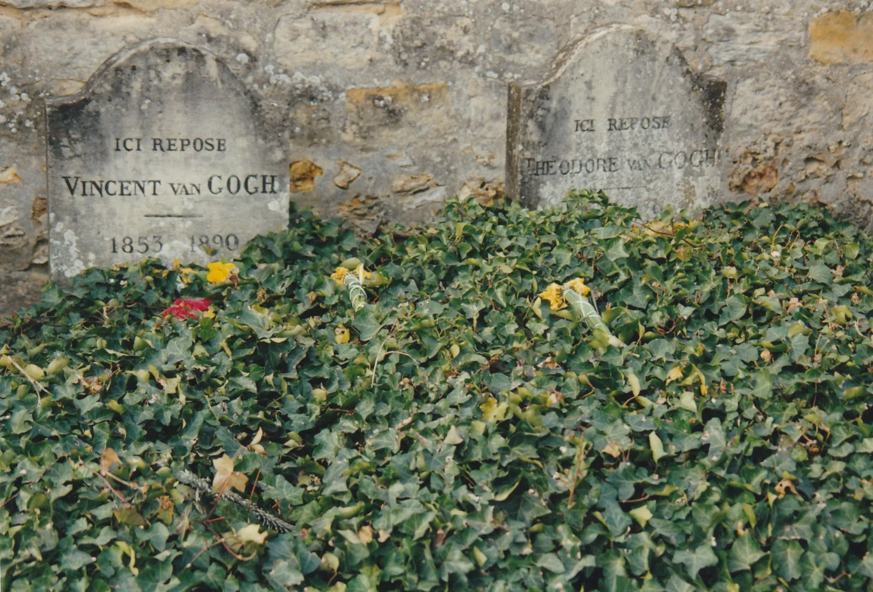 Las lápidas de Vincent y Theo van Gogh en el cementerio de Auvers-sur-Oise