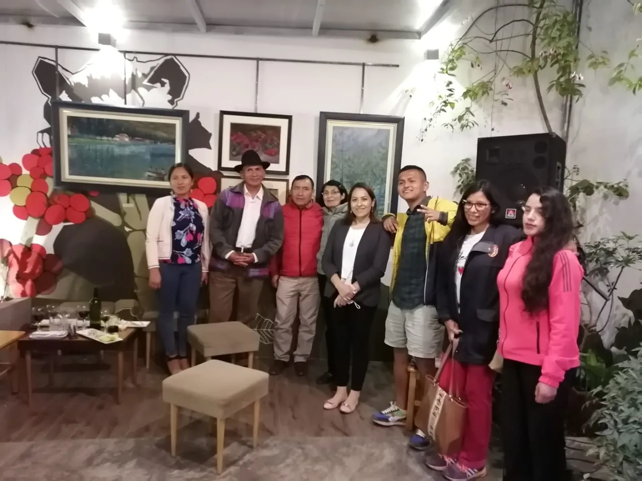 Alejandro Galindo, con sombrero, junto a un grupo de asistentes