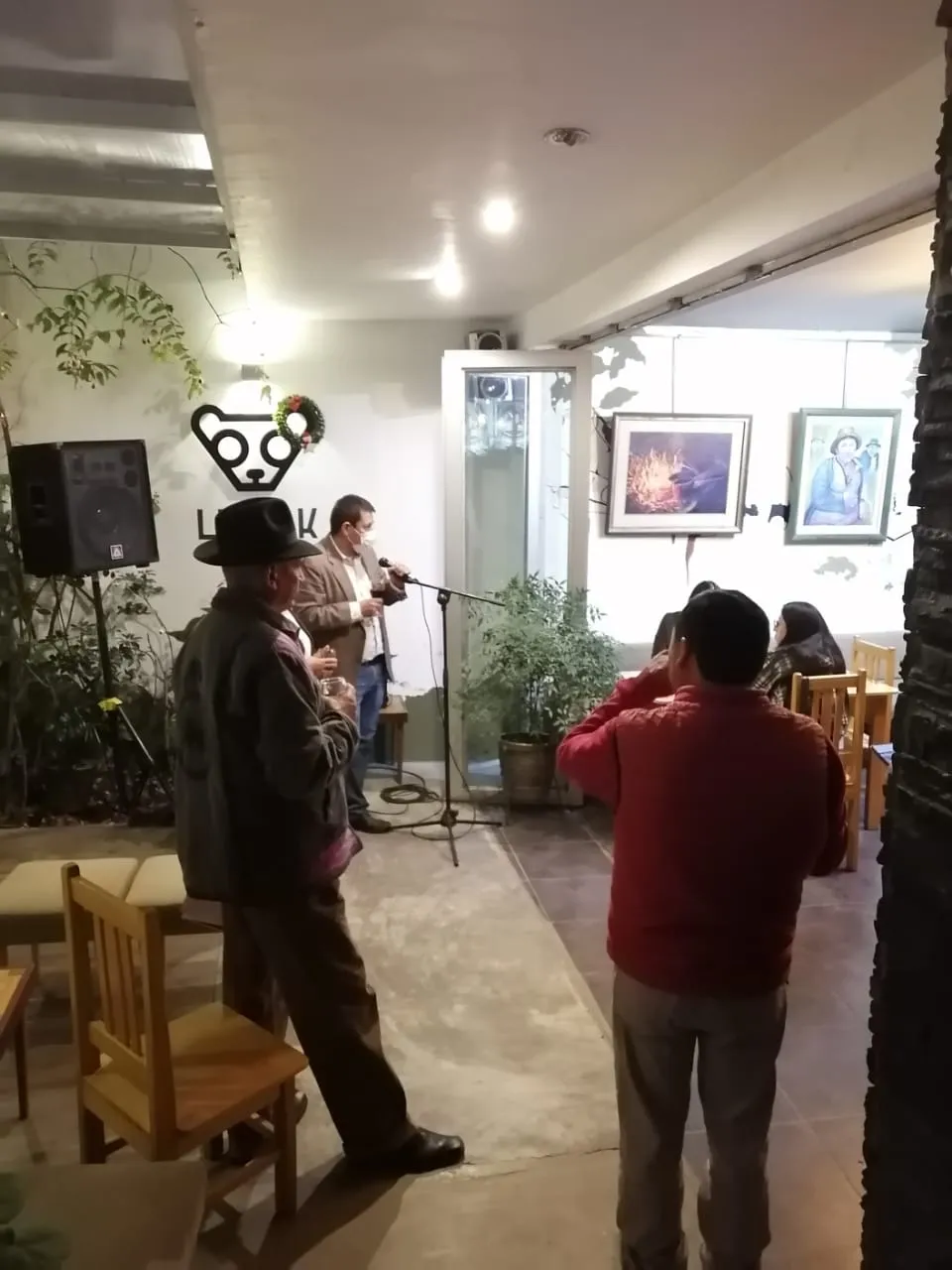Alejandro Galindo habla al público ante el micrófono