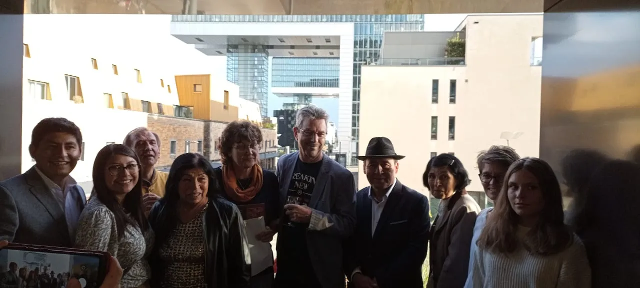 Grupo de asistentes a la entrada, con los edificios Kranhaus de Colonia detrás