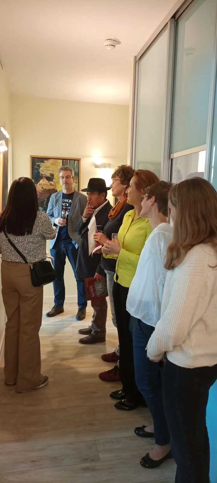 Asistentes de pie en la sala durante el acto
