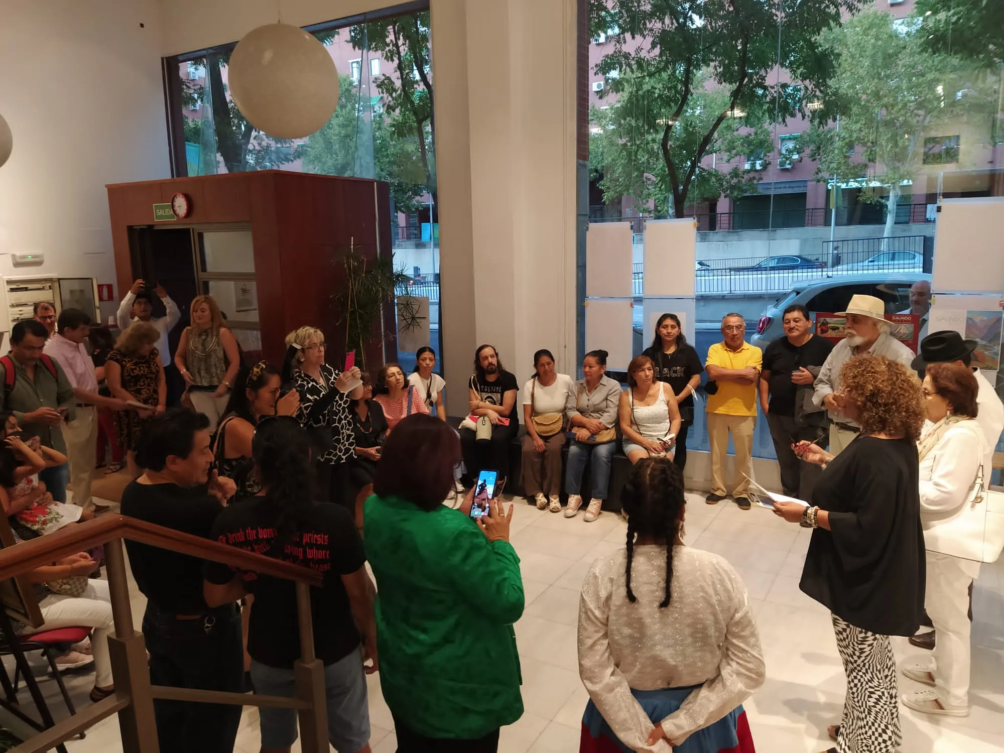 El público de pie durante el acto de apertura