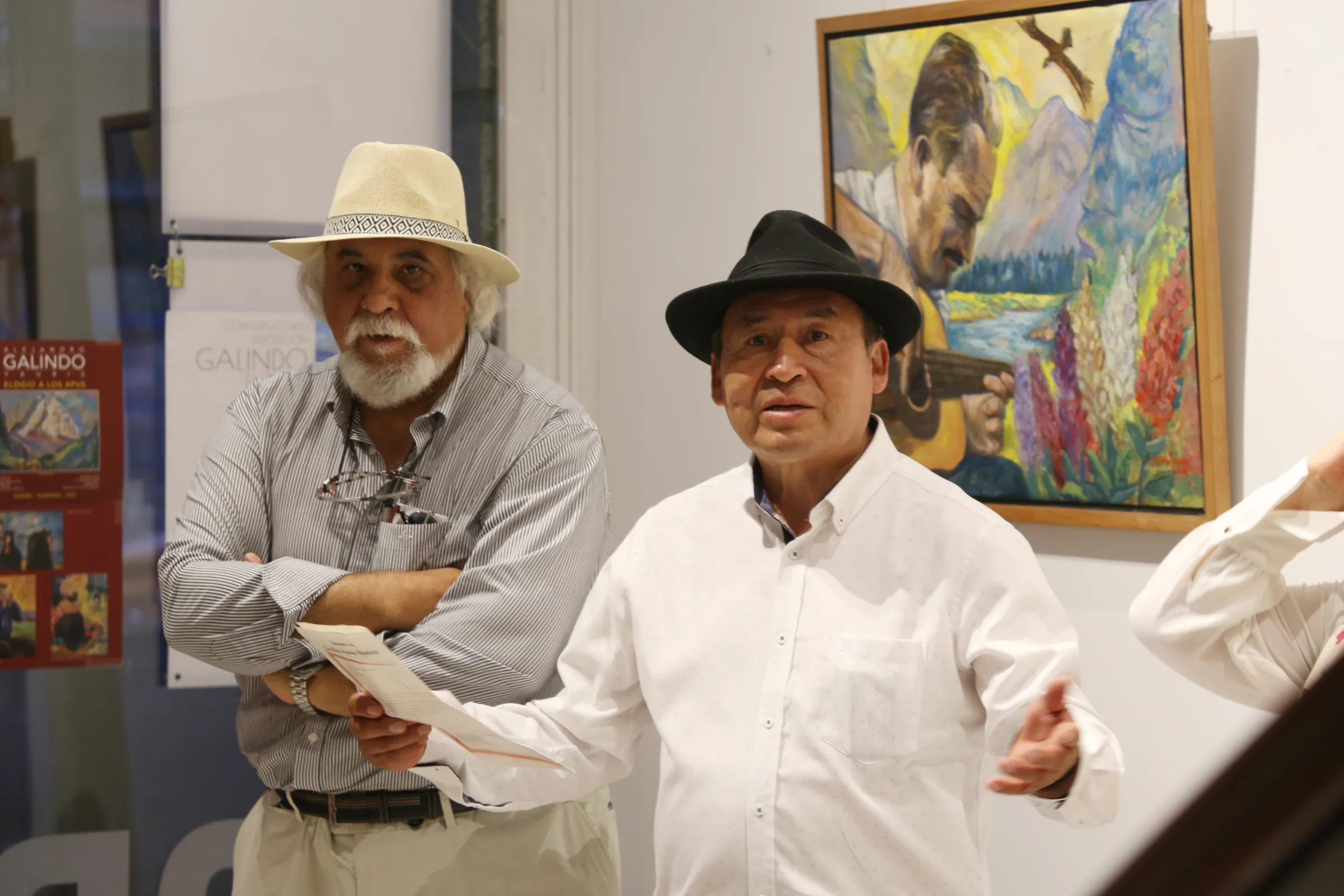 Antonio Calderón de Jesús y Alejandro Galindo, con sombrero, ante una de las obras