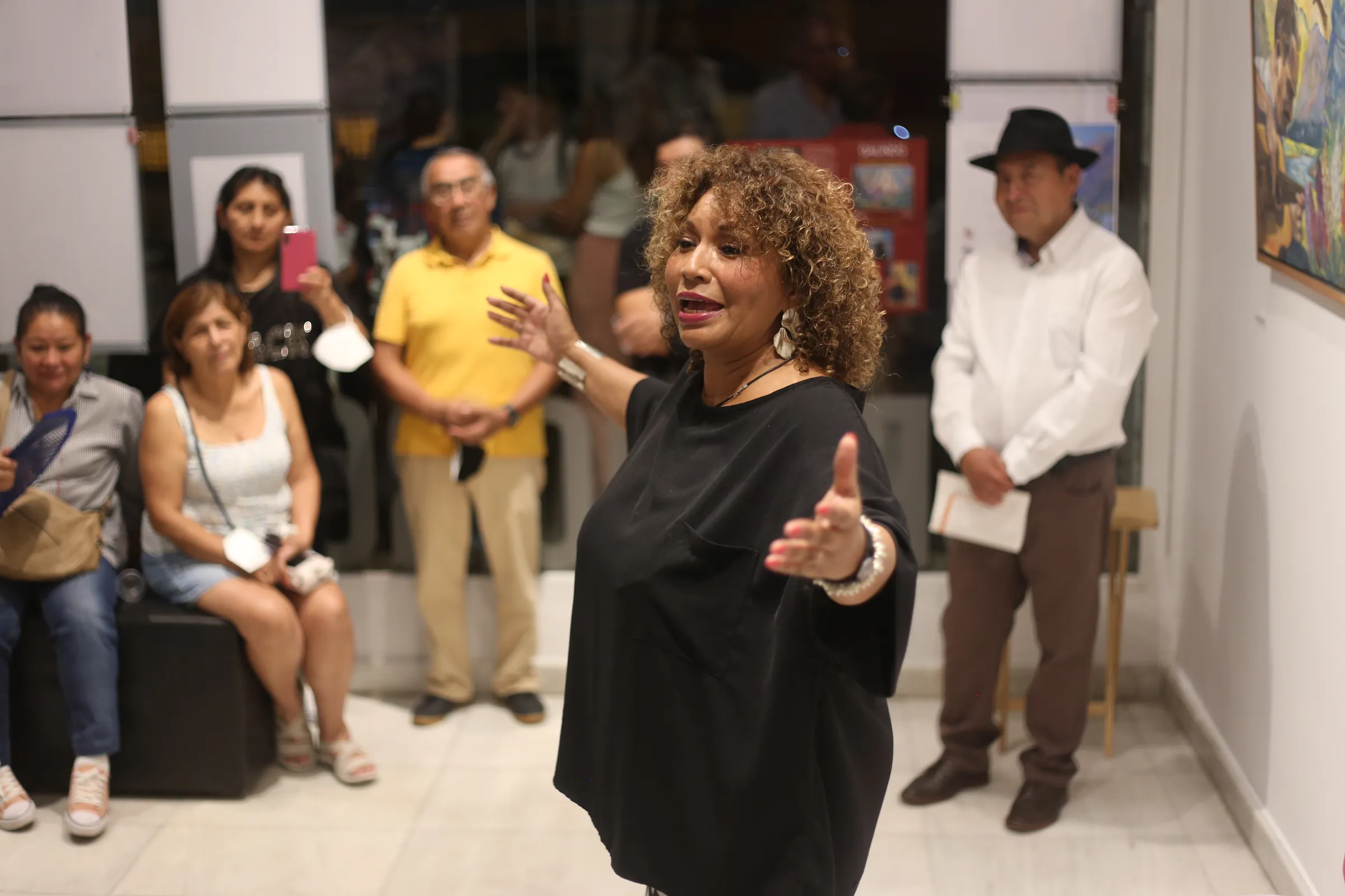 Una de las participantes toma la palabra ante el público