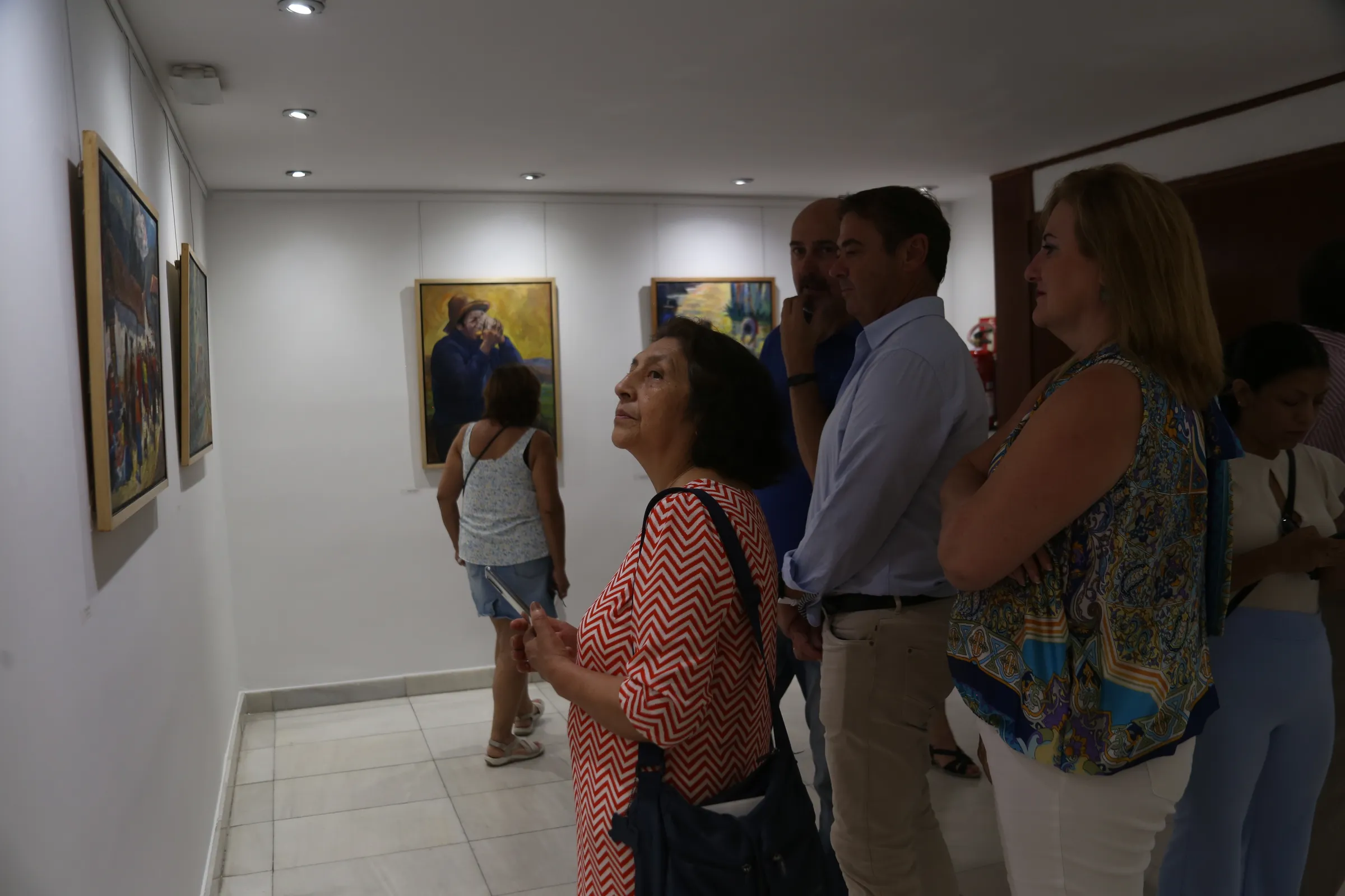 Visitantes recorren la exposición