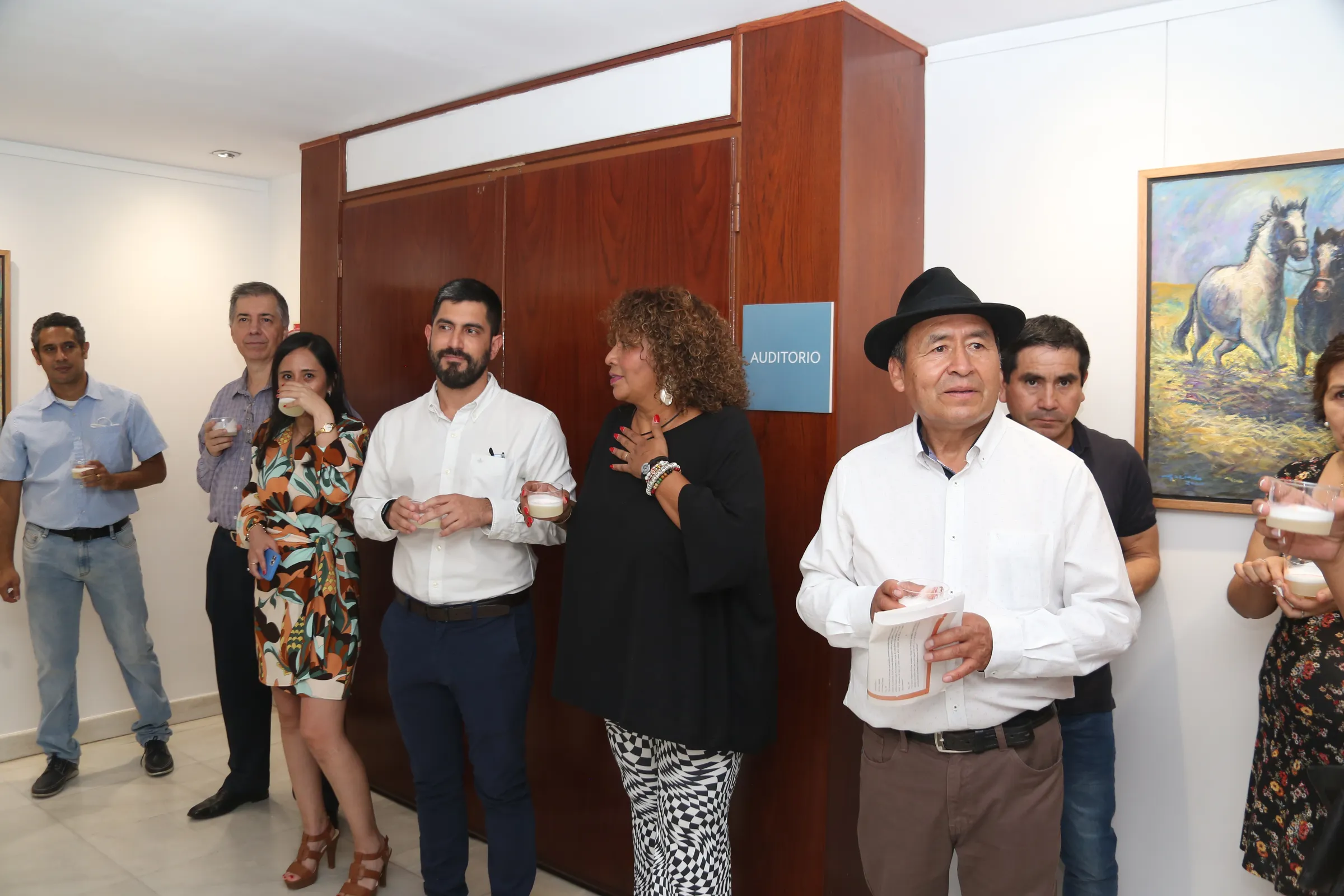 Alejandro Galindo entre los asistentes, junto a sus cuadros