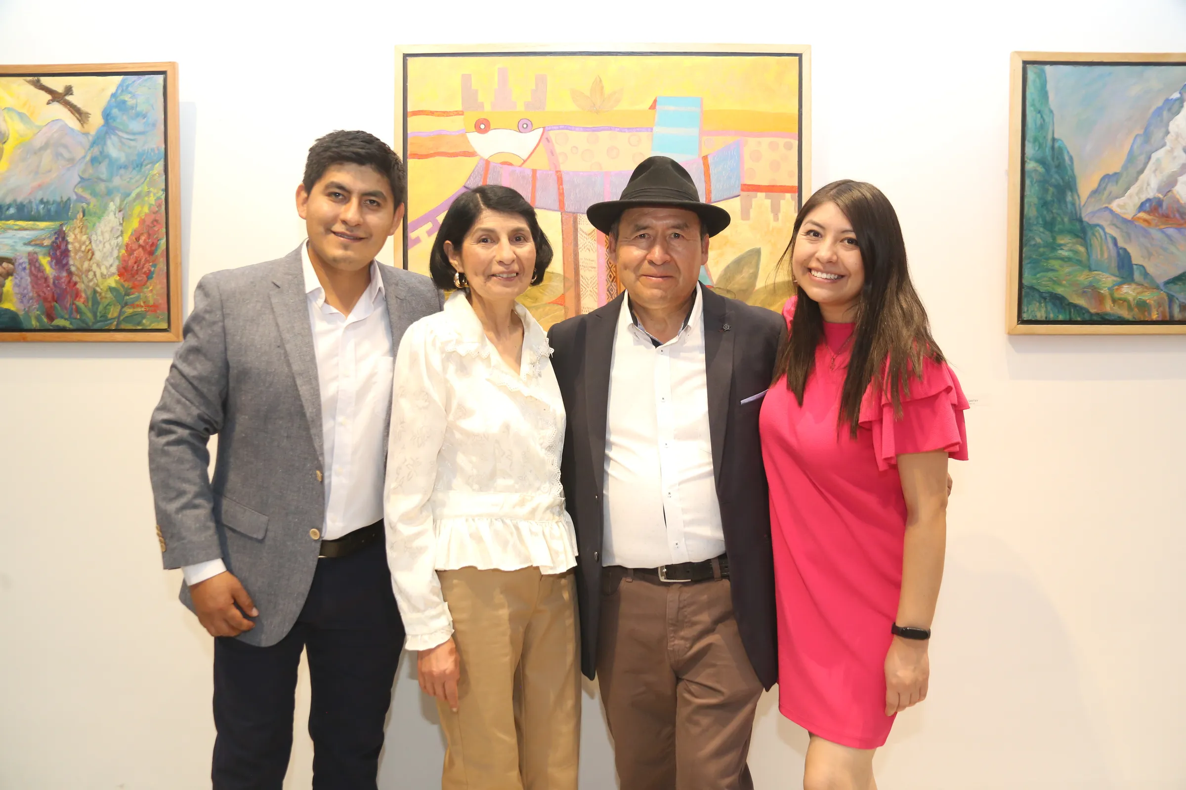 Alejandro Galindo con su familia ante las obras