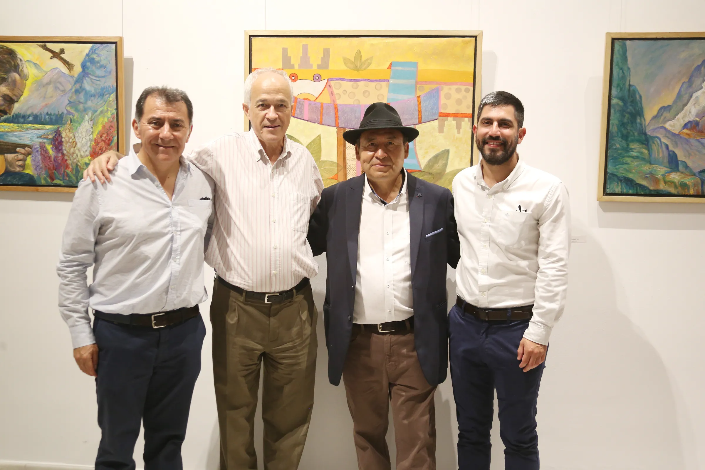 Alejandro Galindo con tres asistentes ante las obras