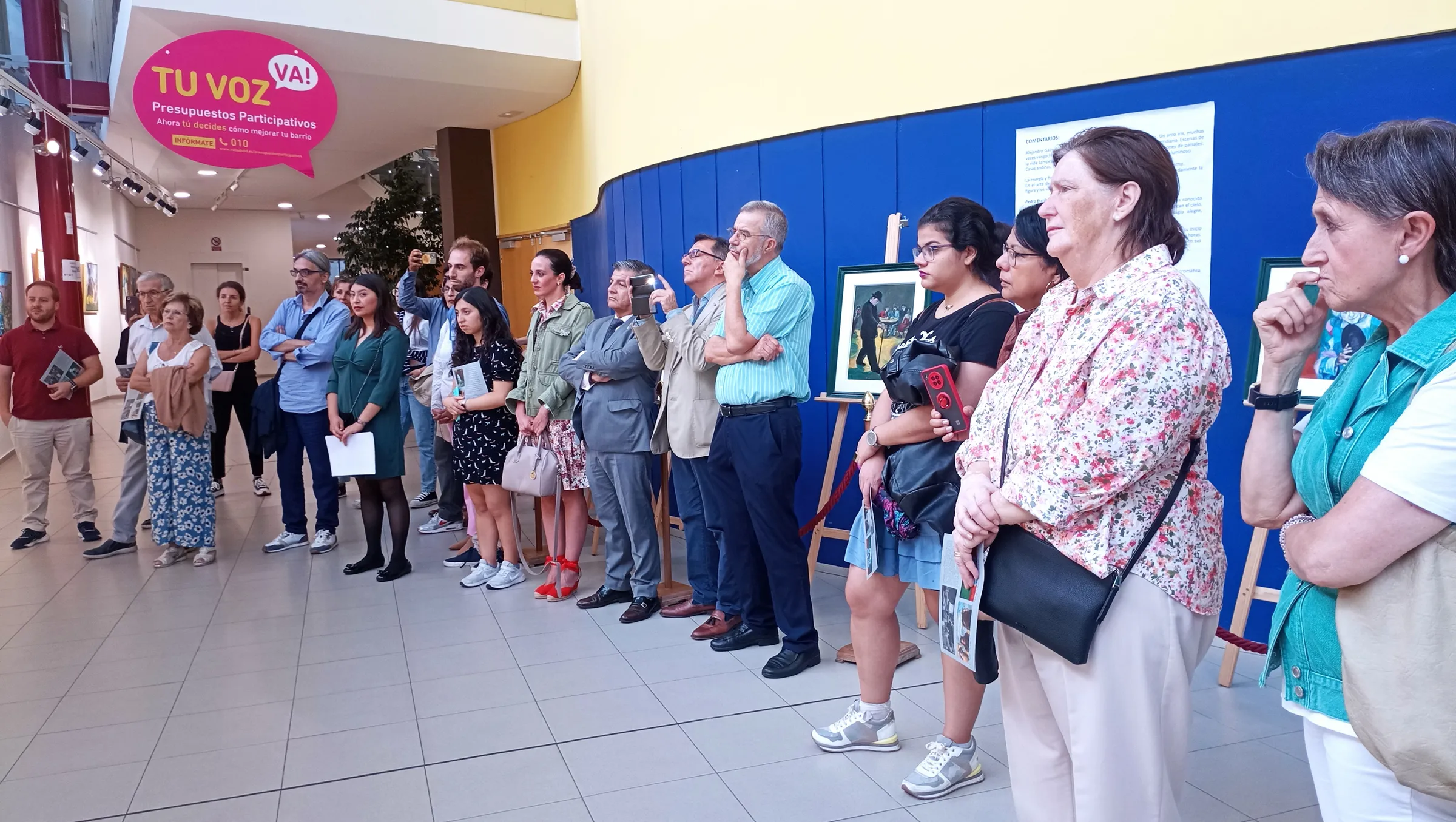 El público de pie en la sala del Centro Cívico durante la inauguración
