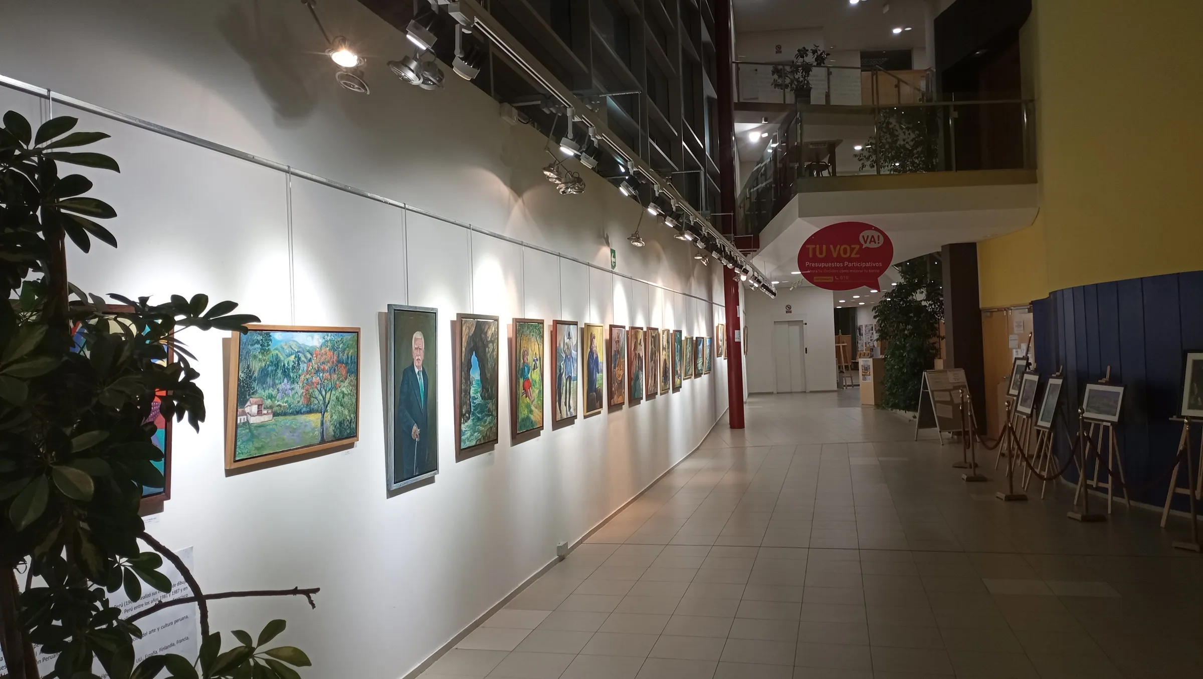 Los cuadros colgados en la pared de la sala, con los caballetes al fondo