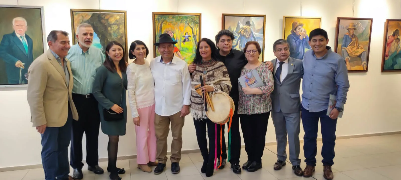 Alejandro Galindo con un grupo de asistentes ante los cuadros