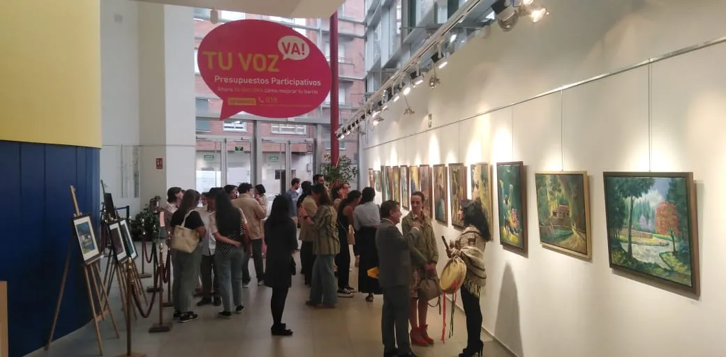 Visitantes recorren la exposición