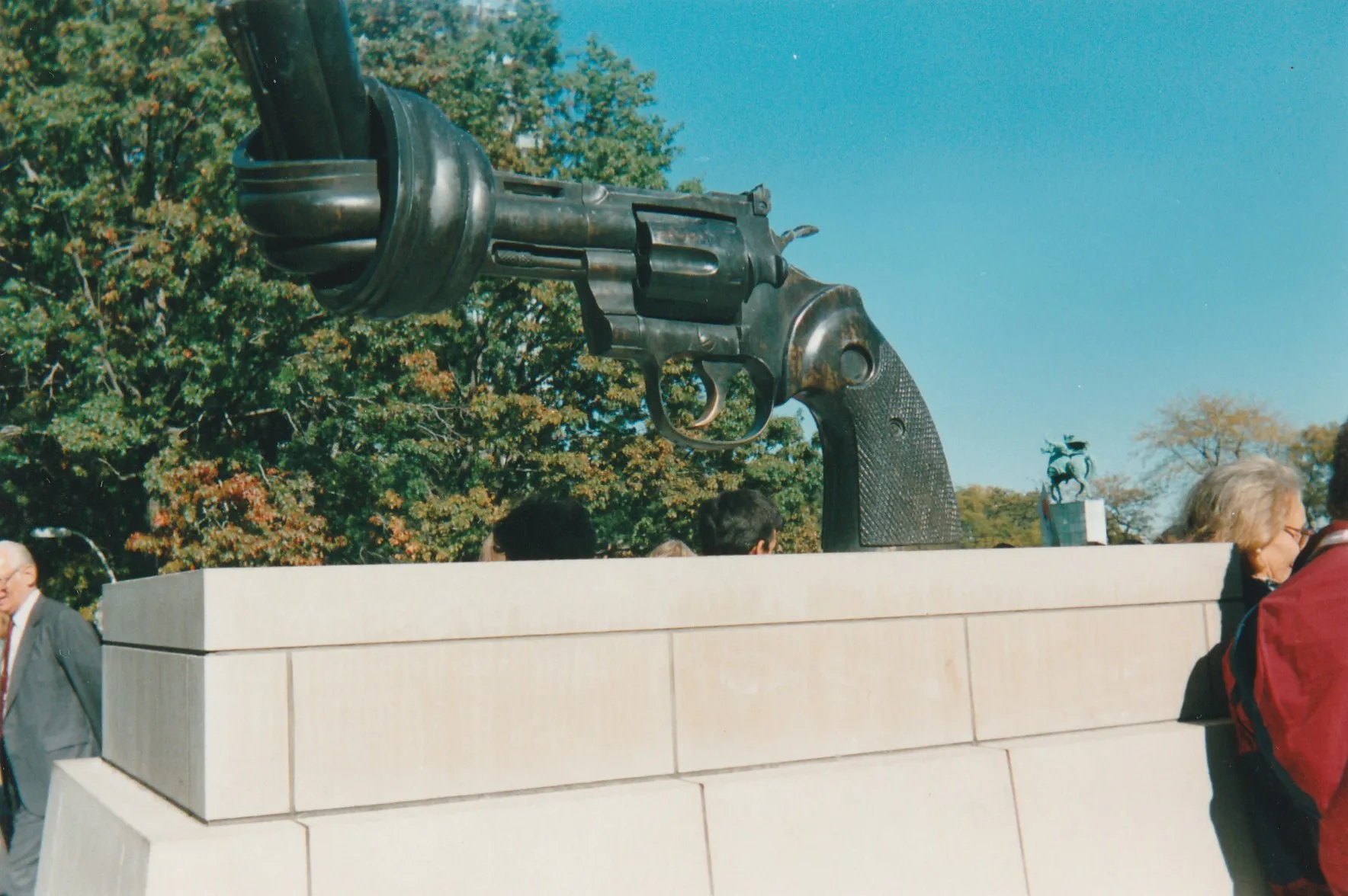 El revólver de bronce con el cañón anudado de la escultura «No violencia», sobre su pedestal de piedra, ante la sede de las Naciones Unidas en Nueva York