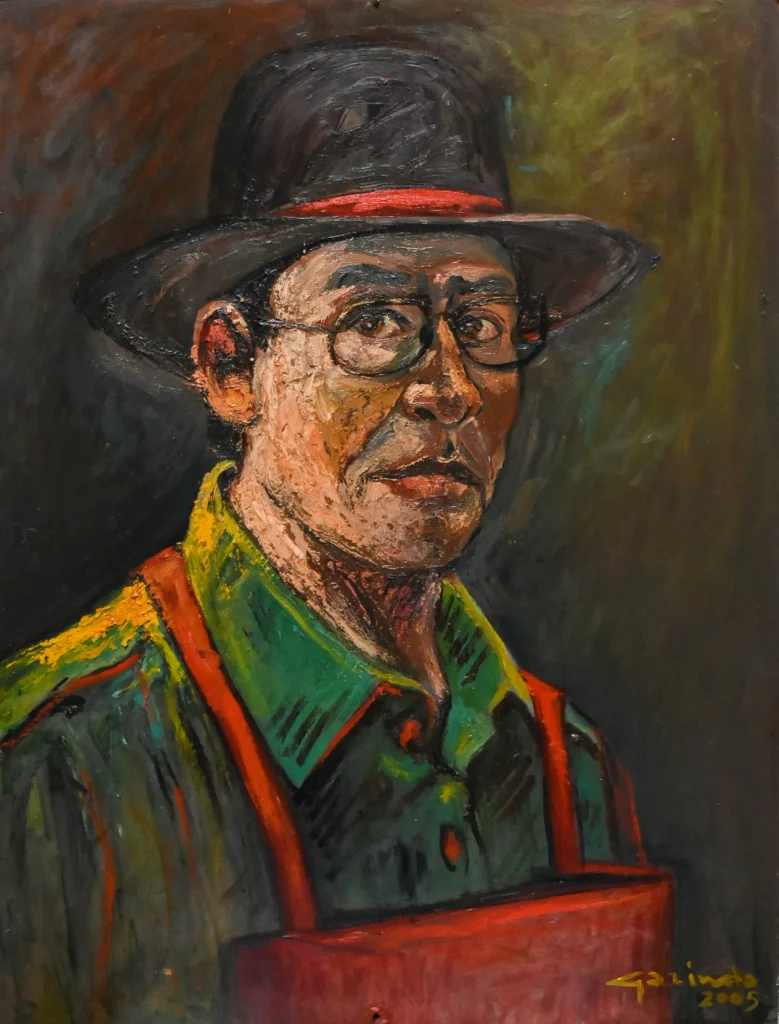 Autorretrato de Alejandro Galindo Yauris, óleo de 2005: con sombrero, gafas y tirantes rojos sobre camisa verde