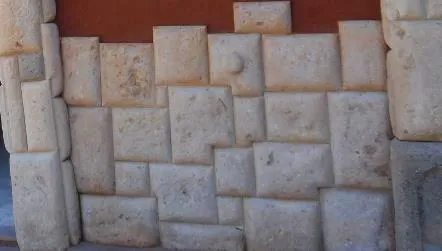 Detalle de un muro de piedra labrada, con las piezas encajadas a la vista