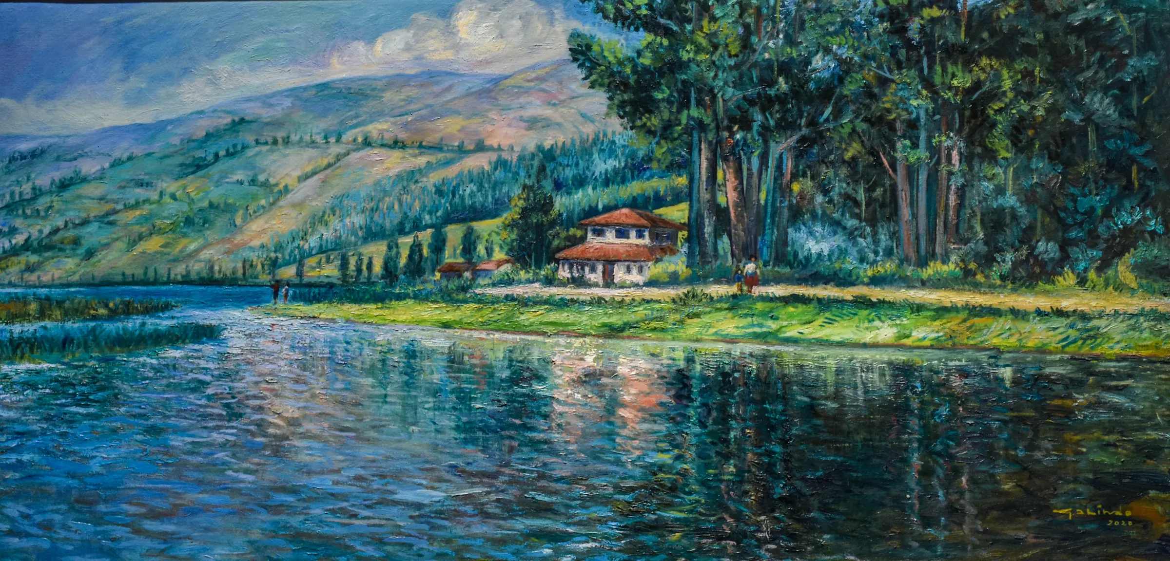 Óleo de Alejandro Galindo: una laguna andina refleja los árboles de la orilla, con una casa de tejas rojas entre ellos y los cerros al fondo