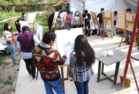 Taller de pintura al aire libre, con los caballetes en fila